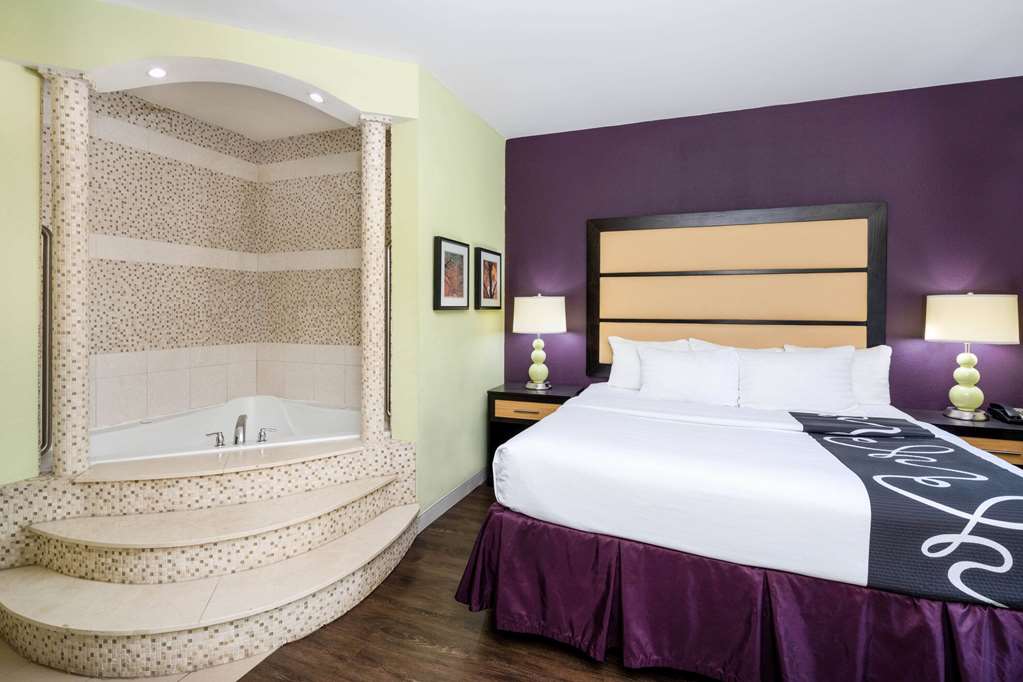 La Quinta Inn & Suites by Wyndham Hinesville Fort Stewart - photo 28