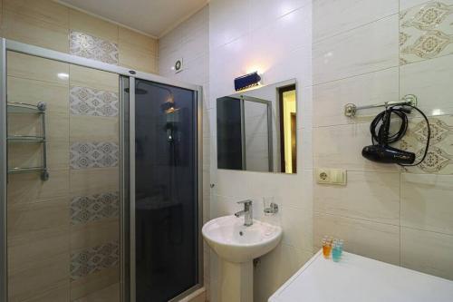 Vintage 2BR Apartment Managed By Wehost