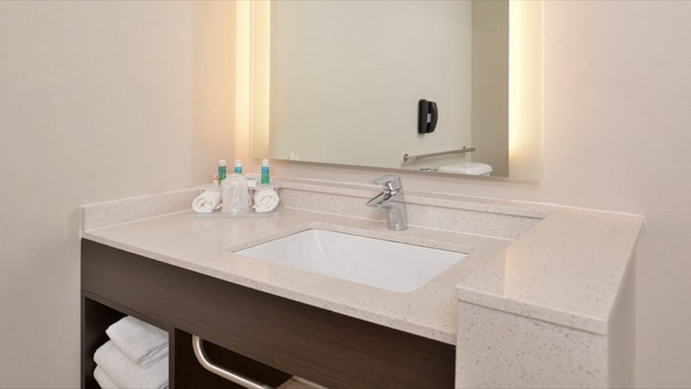 Holiday Inn Express & Suites Parkersburg East by IHG - photo 21