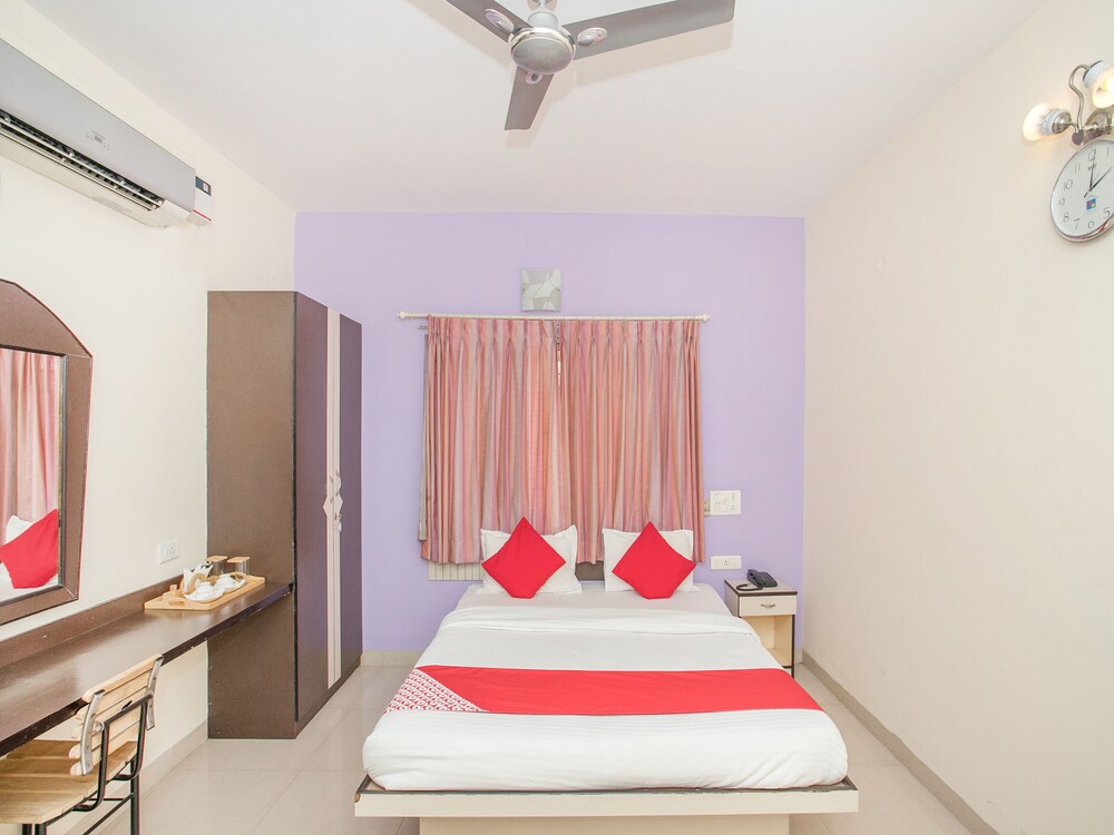 Compact Maple Leaf - carbon neutral hotel in Bengaluru
