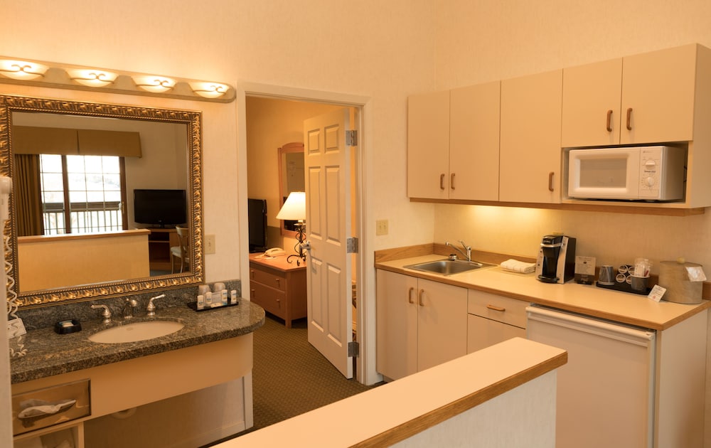 Lakeside Lodge And Suites - photo 8
