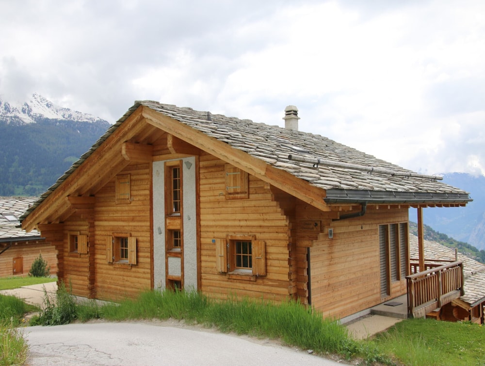 Christoph STANDING & CALM chalet 10 pers by Alpvision Résidences — 4-Star Luxury Hotel in Conthey, Switzerland