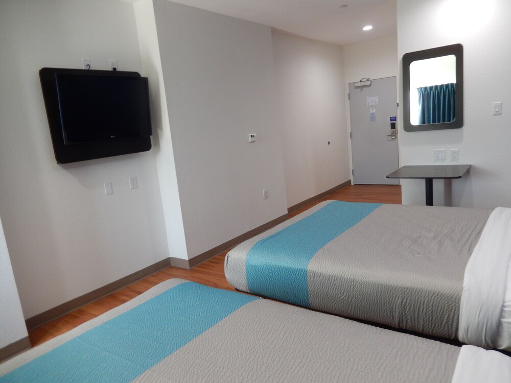 Motel 6 Houston TX Downtown North - photo 10