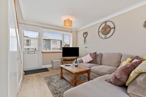 The Retreat Short Walk From Beach Parking in Pembroke, United Kingdom