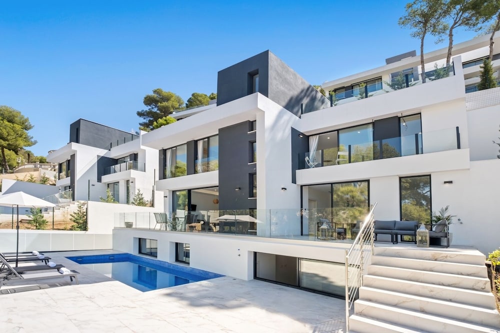 Villas Pinares de San Antón Saltwater pool Sea City Mountain Views — 5-Star Luxury Hotel in Malaga, Spain