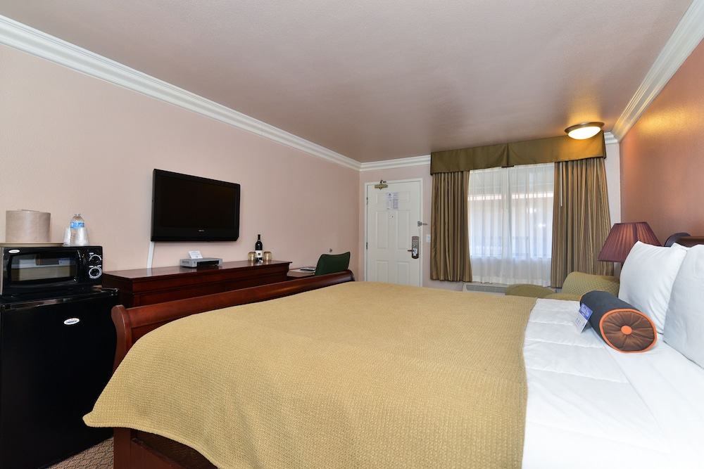 Inn By The Sfo - photo 13