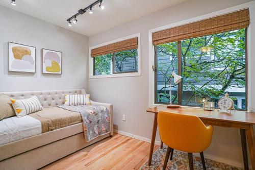 Sunlit contemporary Bellevue Home w a Lush Garden — 4-Star Luxury Hotel in Bellevue, United States