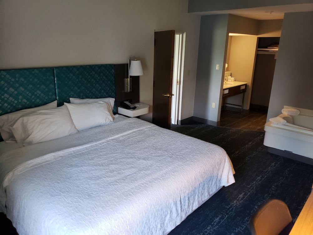 Hampton Inn & Suites Newtown - photo 12