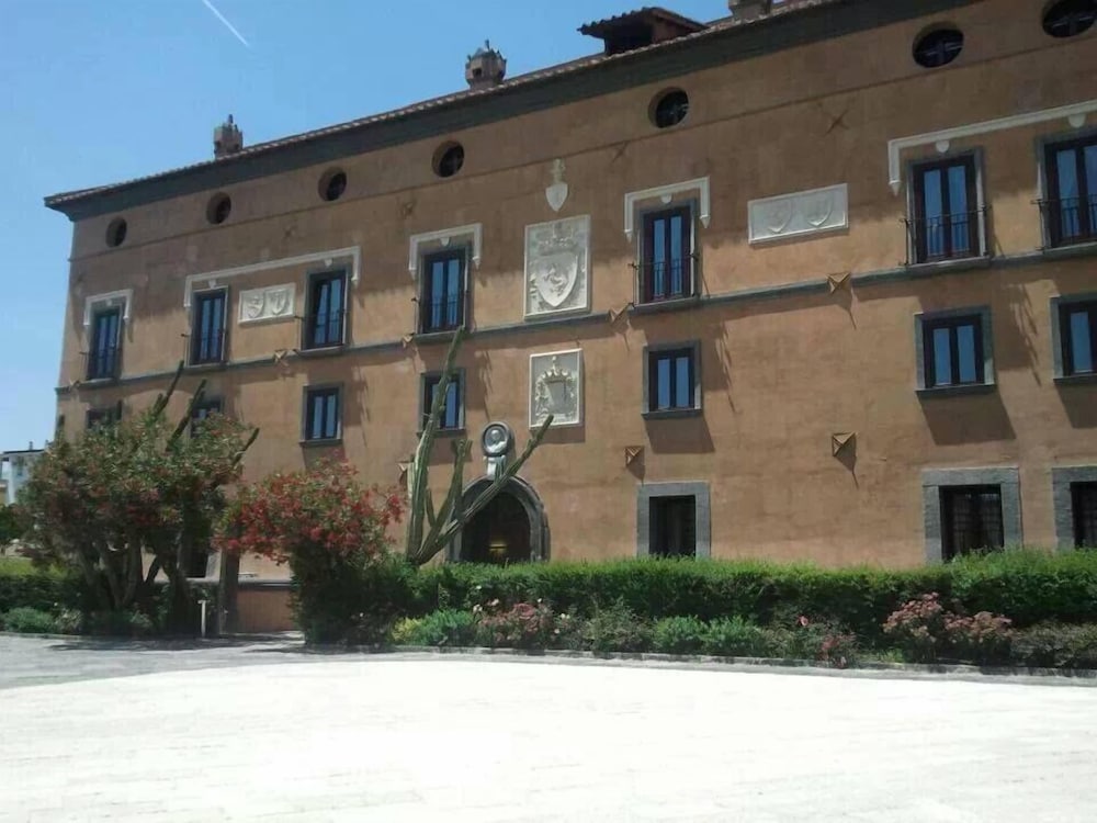 Castello Di Casapozzano — 4-Star Luxury Hotel in Orta San Giulio, Italy