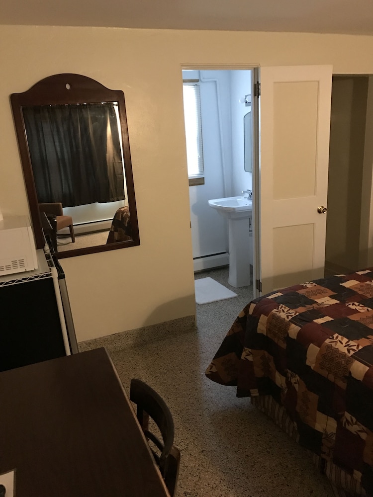 The Evergreen Motel - photo 17