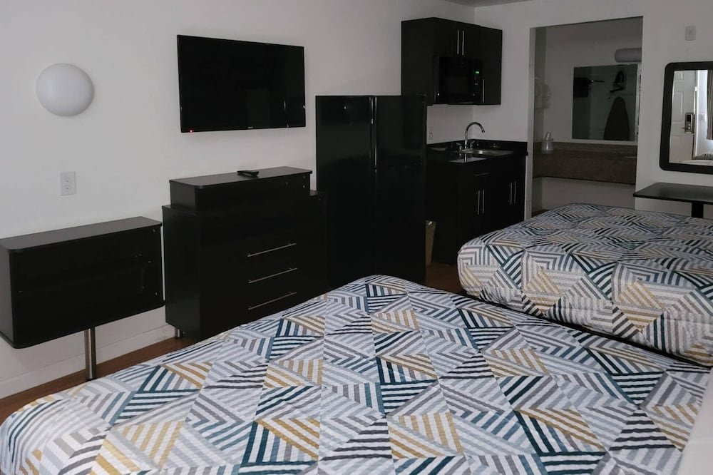 Rodeway Inn & Suites Thousand Palms Rancho Mirage - photo 23