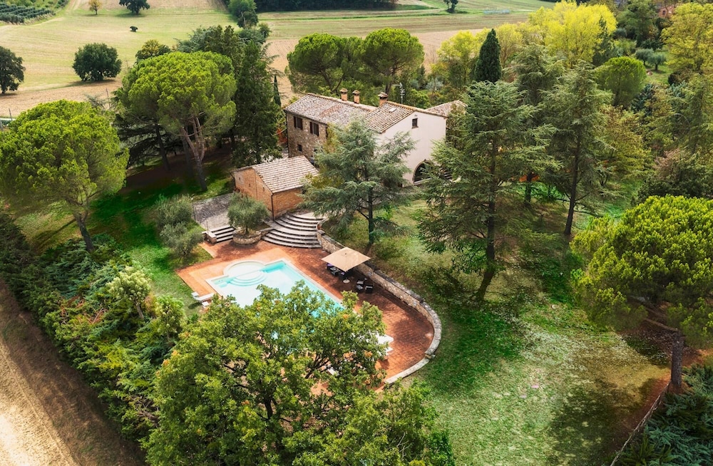 Fonte Pinella 8 in Chiusi — 4-Star Luxury Hotel in Chiusi, Italy
