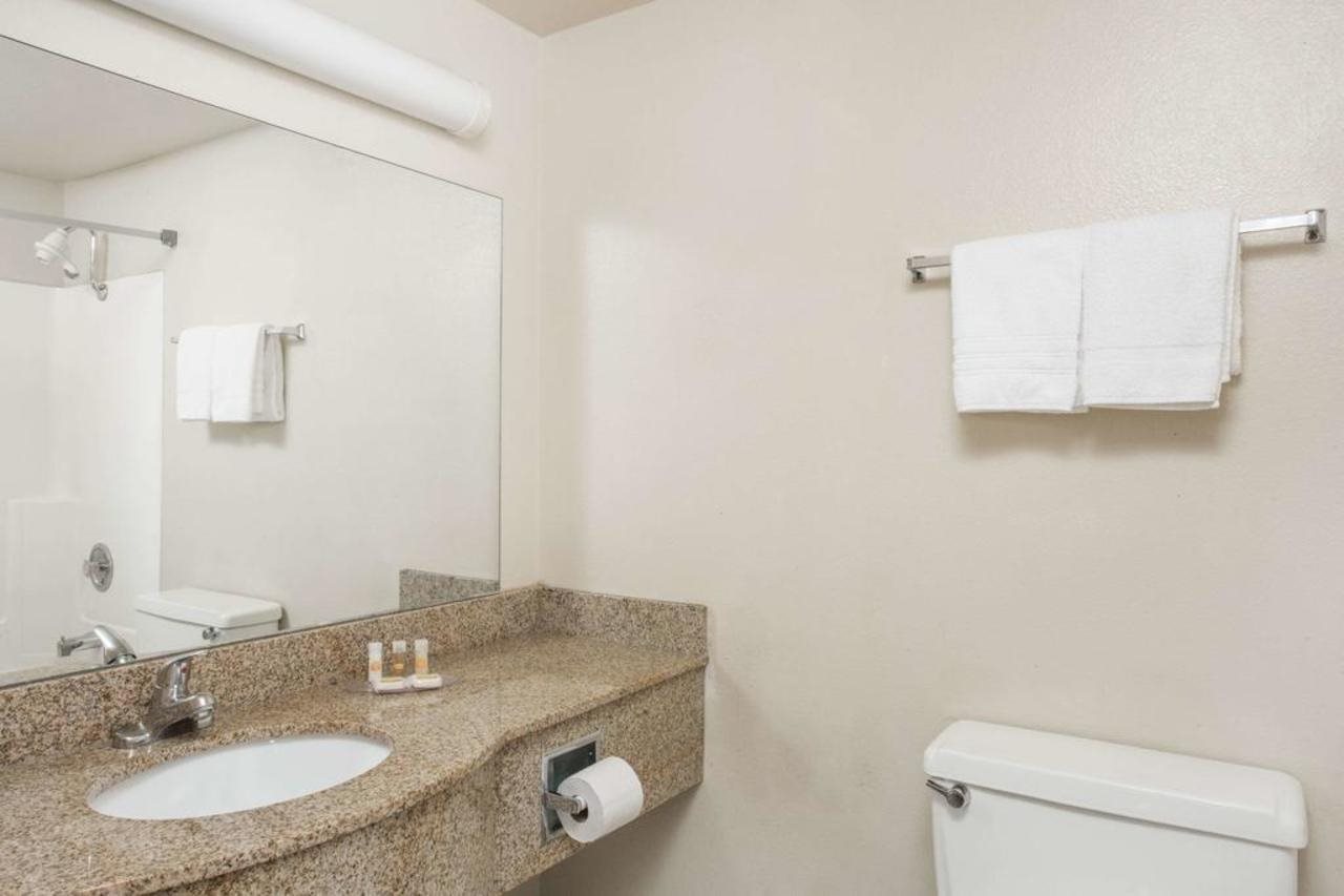 Days Hotel By Wyndham Peoria Glendale Area - photo 9