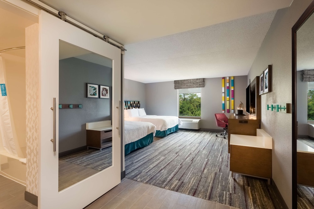 Hampton Inn & Suites Herndon Reston - photo 13