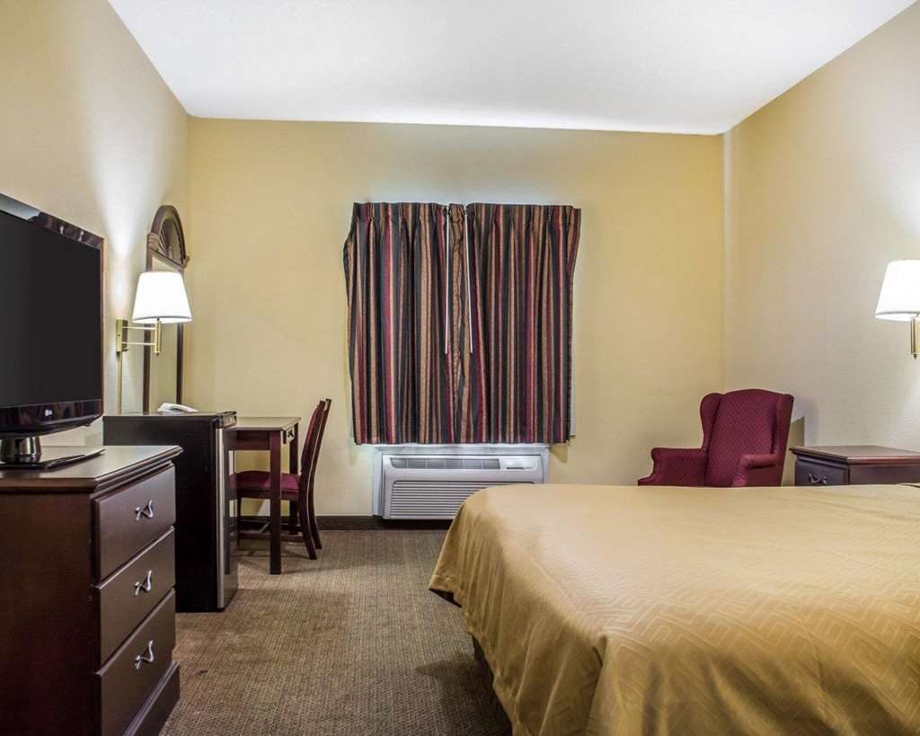 Econo Lodge Inn & Suites North Syracuse Airport - photo 17