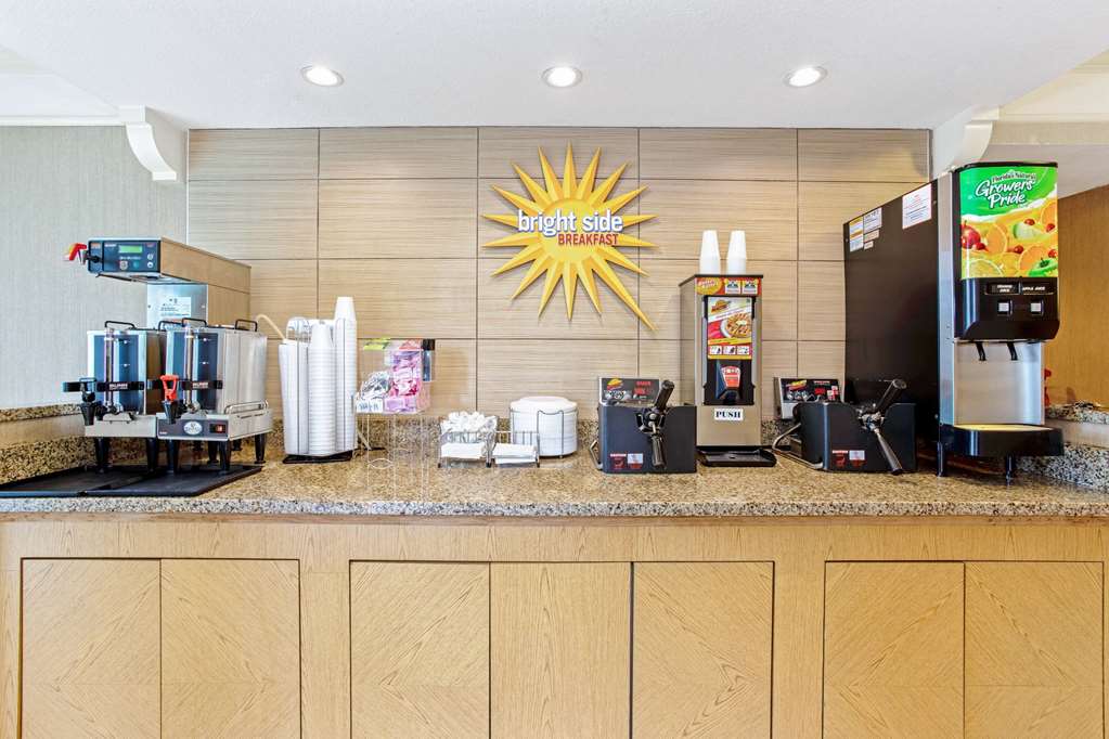 La Quinta Inn by Wyndham Orlando Airport West - photo 20