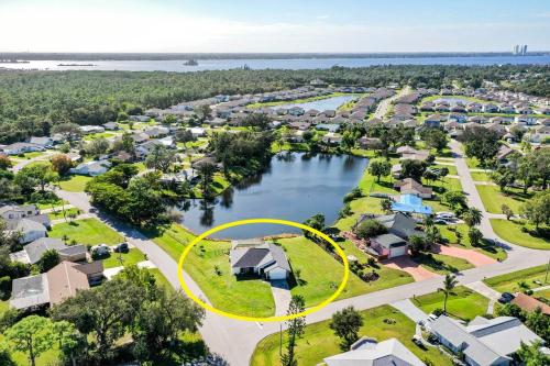Spacious lakefront pool home in North Fort Myers — 4-Star Luxury Hotel in North Fort Myers, United States