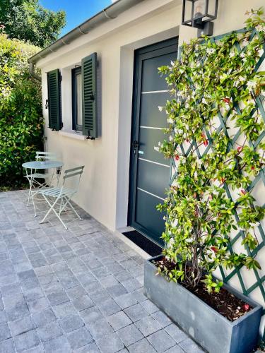 Joli Studio Recent Sur Jardin Tres Calme in Colombes, France