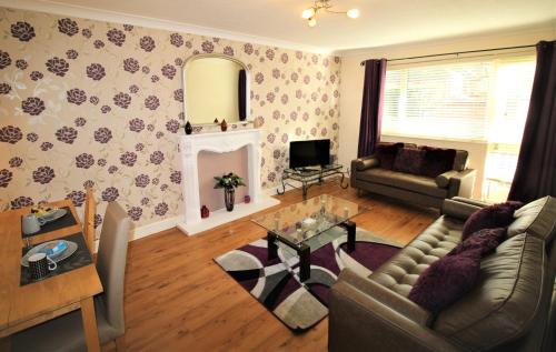 Large Balcony Apartment 2 Double Beds Sleeps 4 Close to Town & Racecourse Off Street Parking 2 Cars Fast Wifi — 4-Star Luxury Hotel in Doncaster, United Kingdom