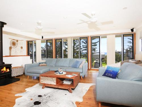 Shores I Pet Friendly I 1 Min Walk to Beach — 4-Star Luxury Hotel in Culburra Beach, Australia