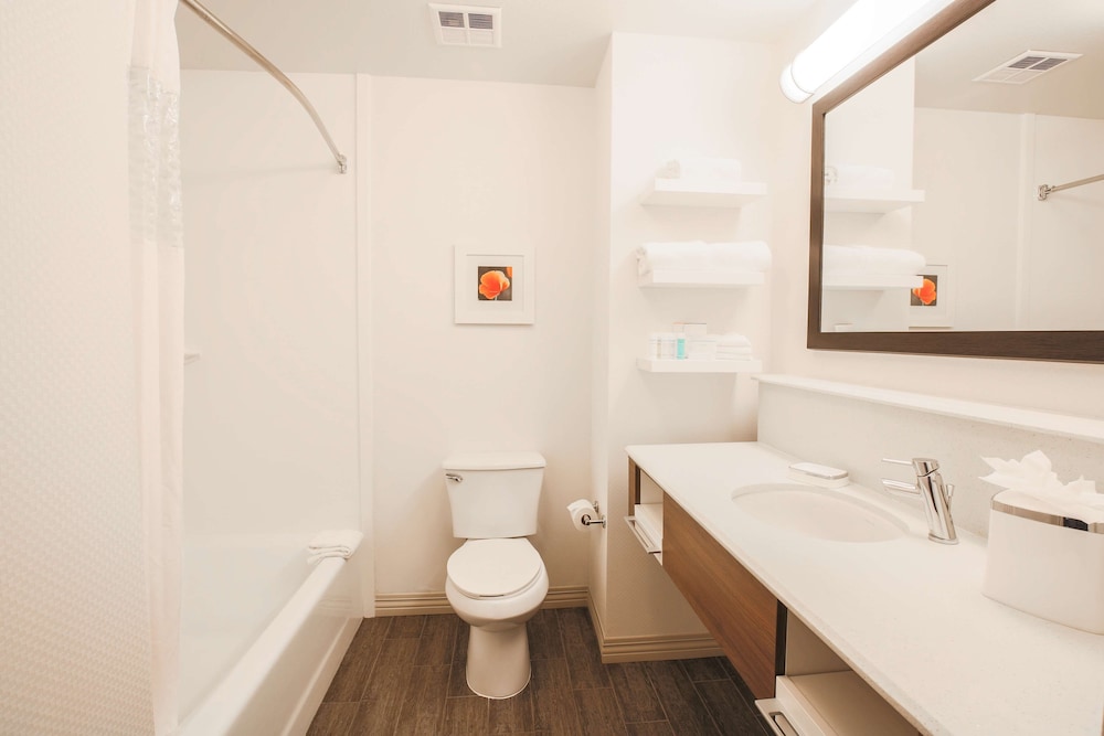 Hampton Inn And Suites Camarillo - photo 32