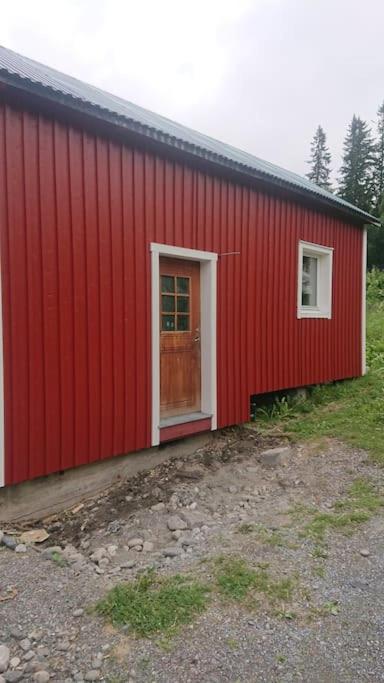 Nyrenoverad charmig gäststuga med sovloft i Järpen — hotel in Jaerpen