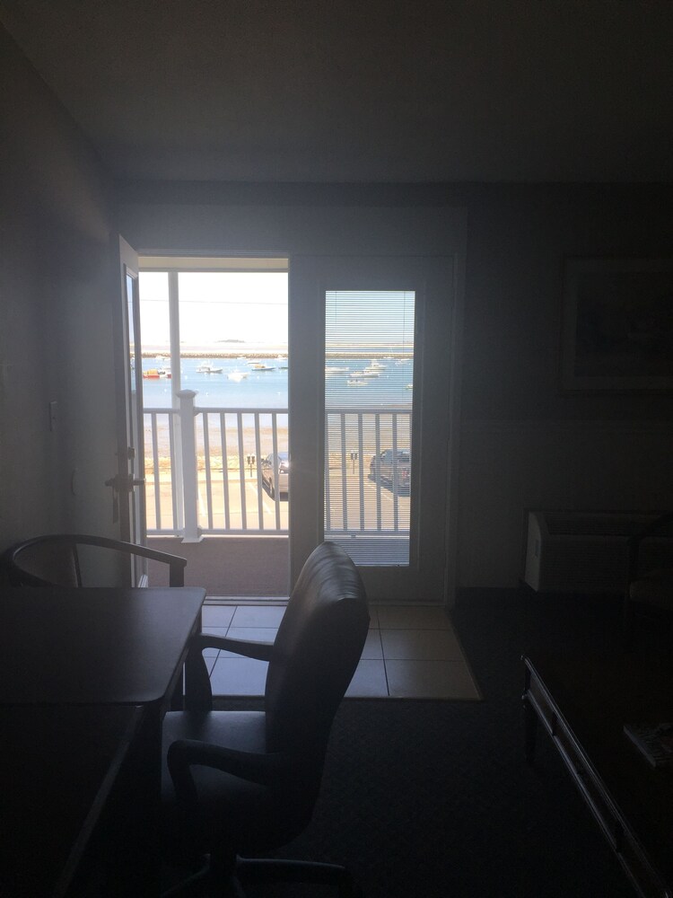 Bradford Inn & Suites - photo 6