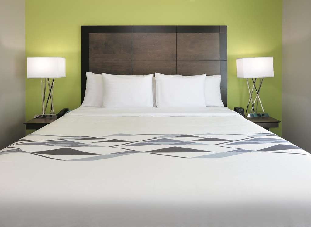 La Quinta Inn & Suites by Wyndham Tyler South - photo 13