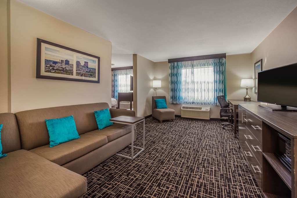 La Quinta Inn & Suites by Wyndham Fairborn Wright Patterson - photo 24