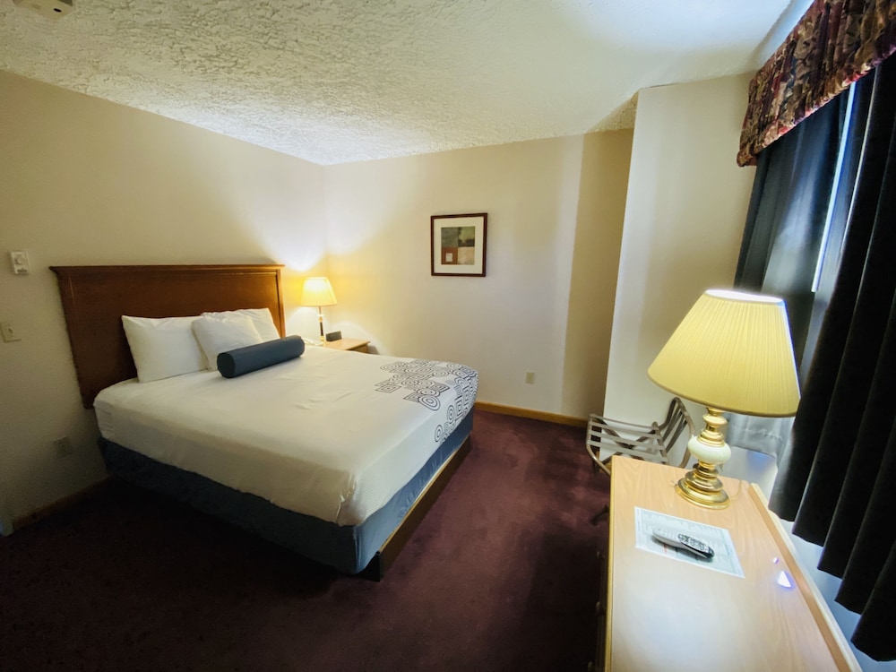Fleetwood Inn & Suites - photo 13