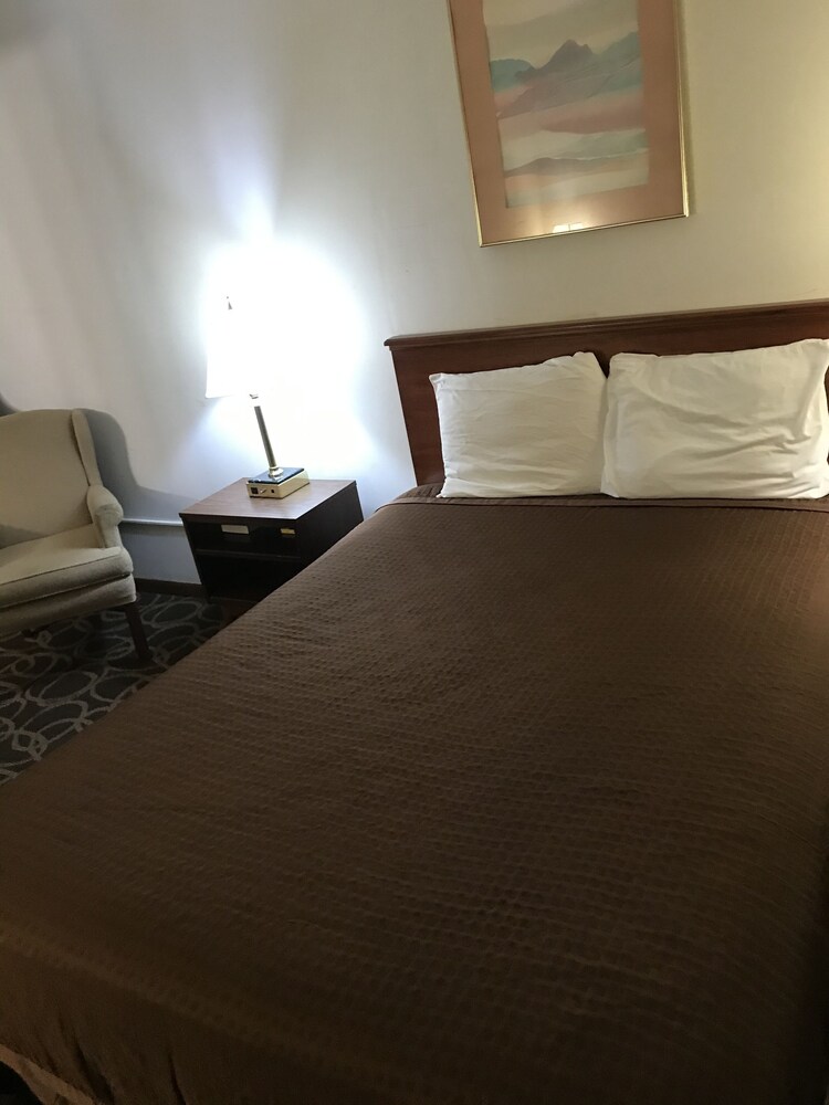 Colonial Inn Dyersville - photo 19
