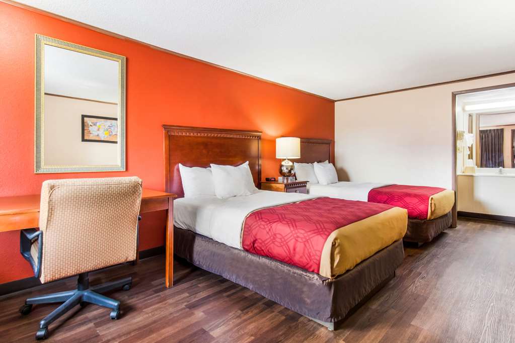 Econo Lodge Norwalk - photo 13