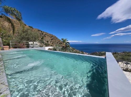 Suite Apartments Branco Infinity Pool & Sea View 15 Minuti A Piedi Dal Centro — 4-Star Luxury Hotel in Taormina, Italy