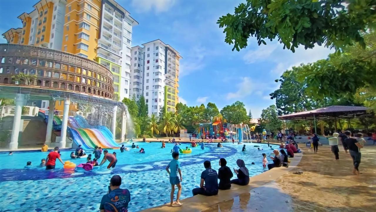 Melaka Town Area Top 1 Family Lovers Water Themepark Suites By GGM — 4-Star Luxury Hotel in Malacca, Malaysia