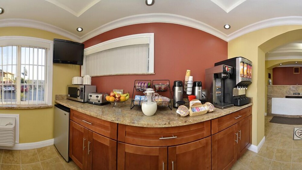 Rodeway Inn & Suites Near The Coliseum & Arena - photo 31