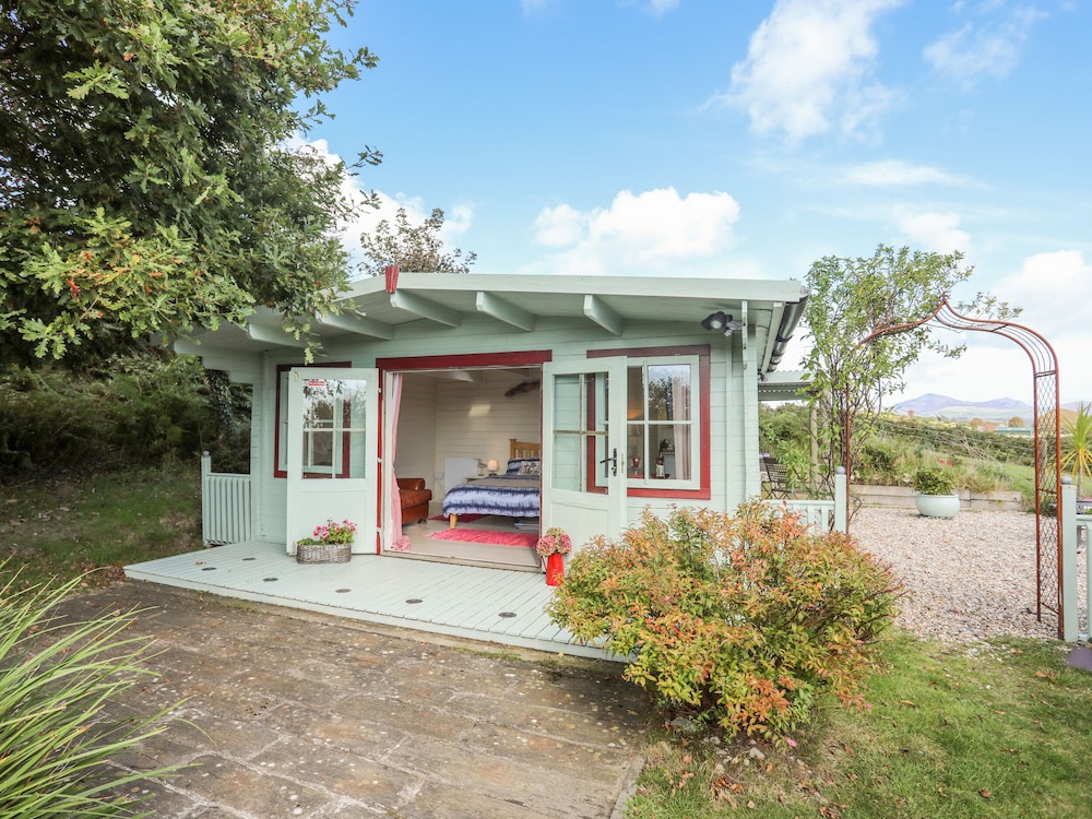 Songbird Hideaway - last minute hotel in Pwllheli
