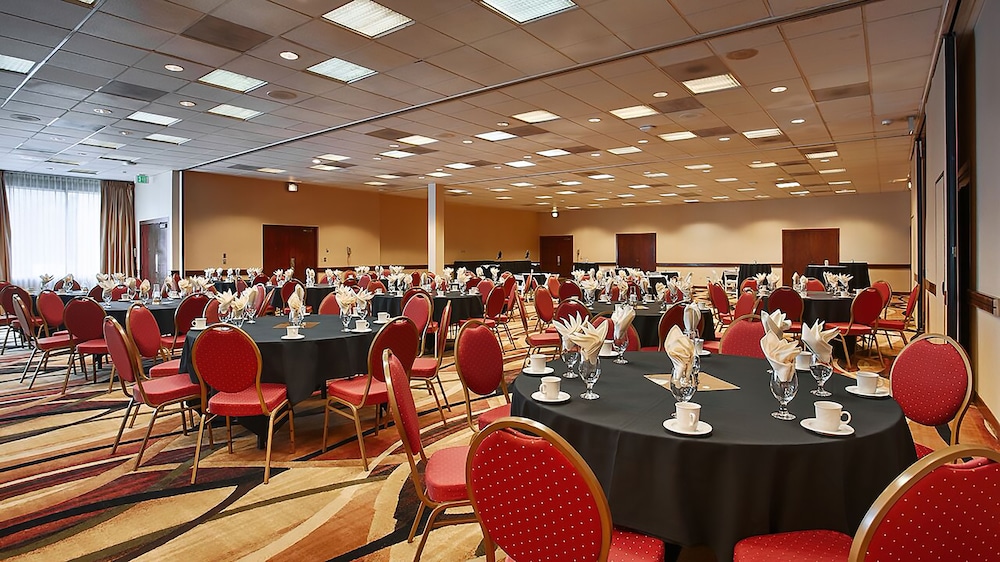 University Place Hotel & Conference Center - photo 26