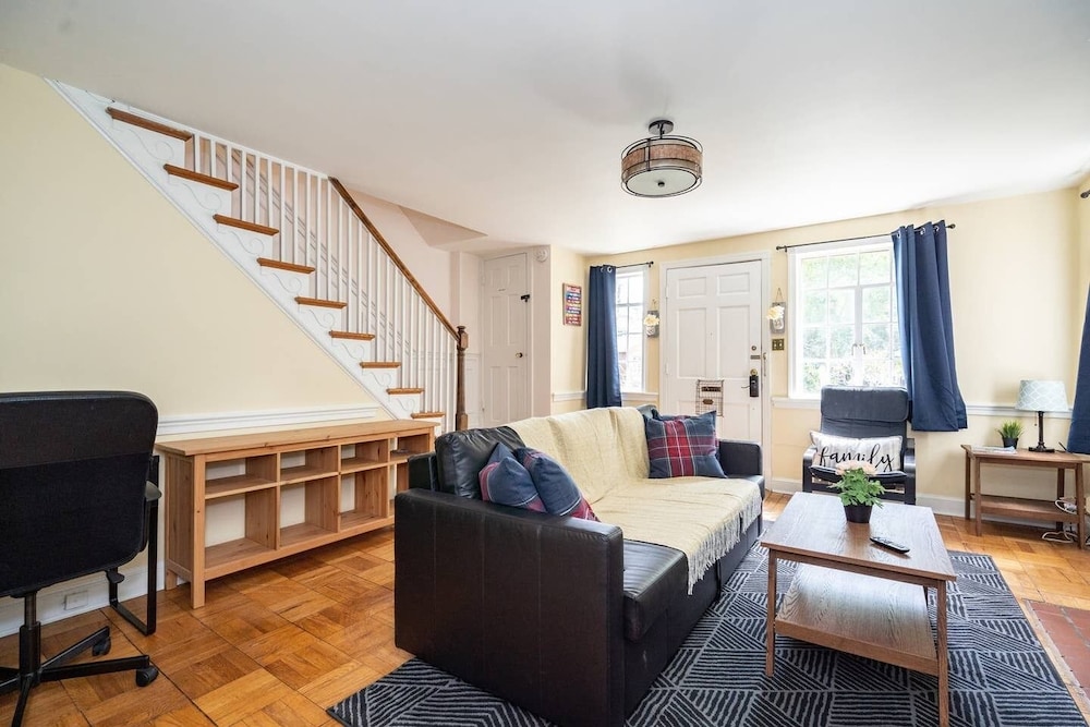 Spacious 4BR CozySuites in Old Town Alexandria - photo 16