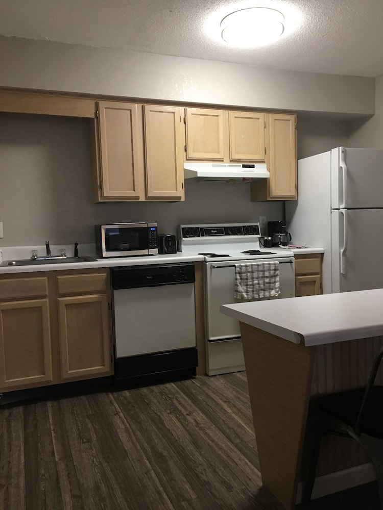 Ambassador Inn And Suites - photo 28