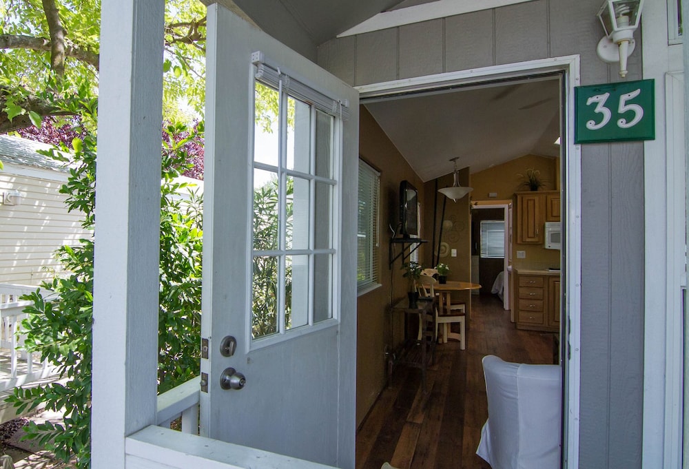 Arden Acres Executive Suites and Cottages - photo 33