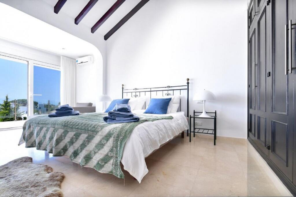20600 Luxurious Beachside Villa with Jacuzzi — 4-Star Luxury Hotel in Marbella, Spain