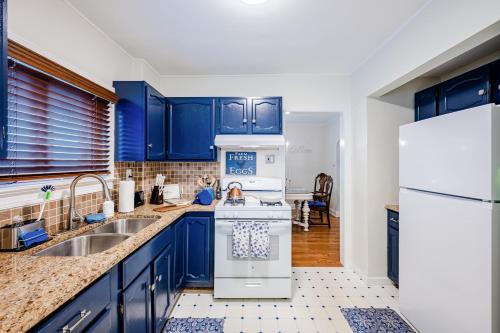 Rachel’s Private Hideaway with king bed kitchen laundry parking and big yard in Toledo, United States