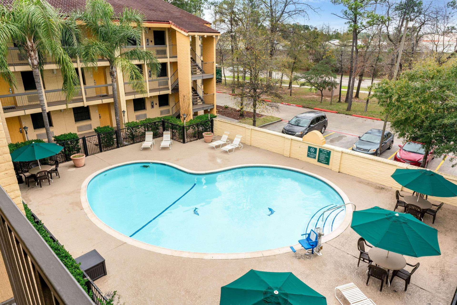 Super 8 by Wyndham The Woodlands North - photo 2