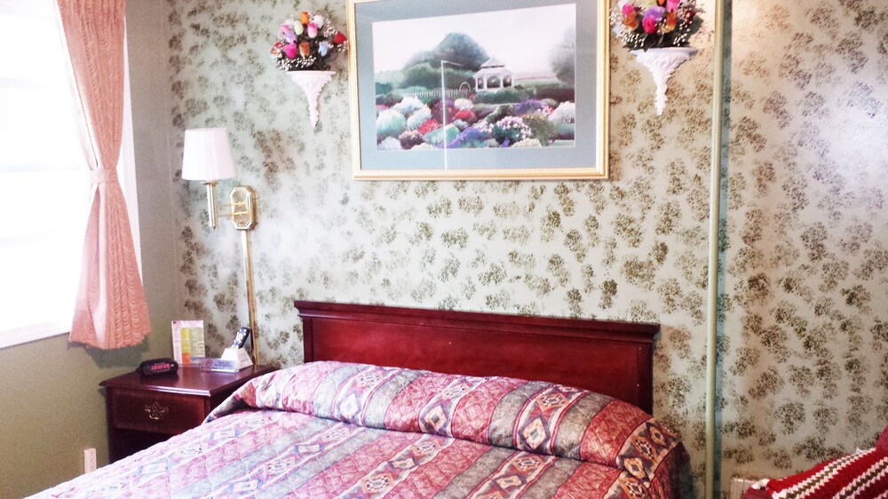 St Charles Motel - photo 10