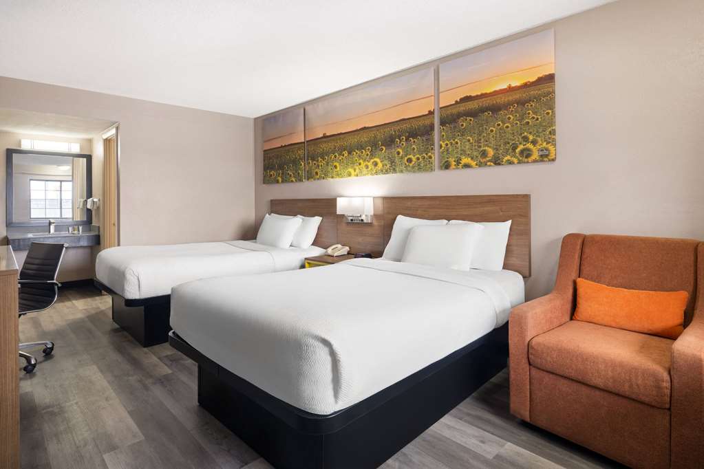 Days Inn & Suites by Wyndham Kokomo - photo 5