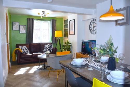 Bard's Nest Scholars Cottage Central Stratford 5 mins walk to RSC — 4-Star Luxury Hotel in Stratford-Upon-Avon, United Kingdom