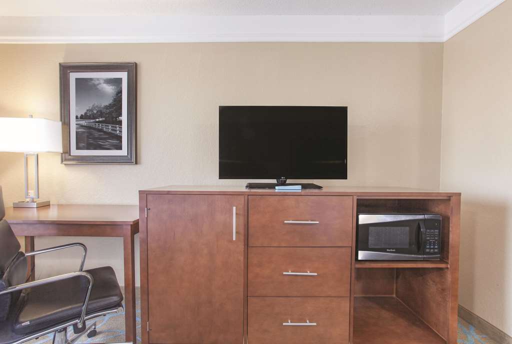 La Quinta Inn & Suites by Wyndham Elizabethtown - photo 7
