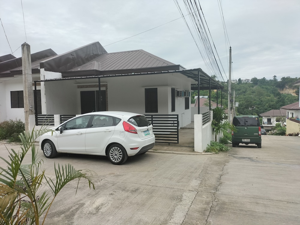Cozy 2br near ateneo de cebu — 4-Star Luxury Hotel in Cebu City, Philippines