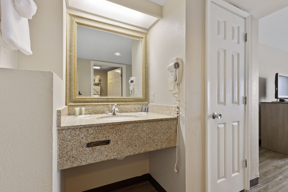 Ocean Crest Inn and Suites - photo 8