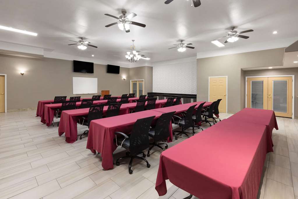 La Quinta Inn & Suites by Wyndham Deer Park - photo 30